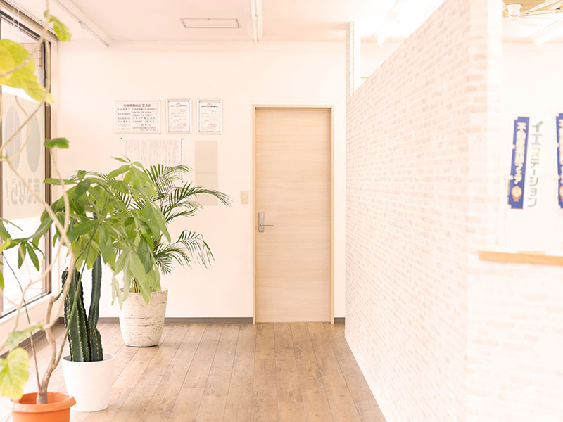 明るい店内でお気軽にご相談ください。